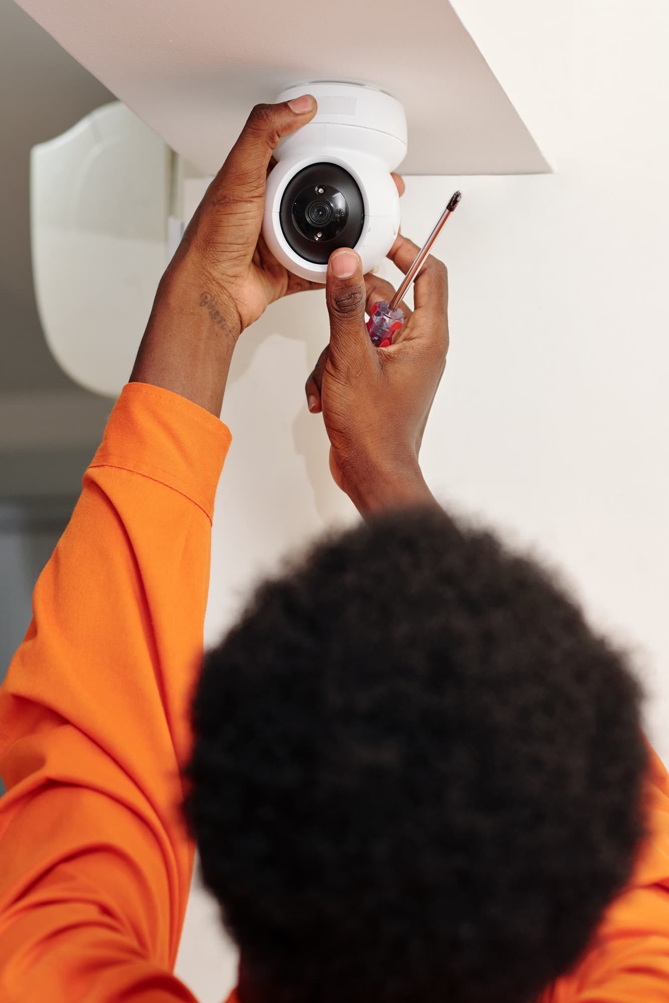 Installation de vidéosurveillance professionnelle avec caméra IP pour locaux d'entreprise